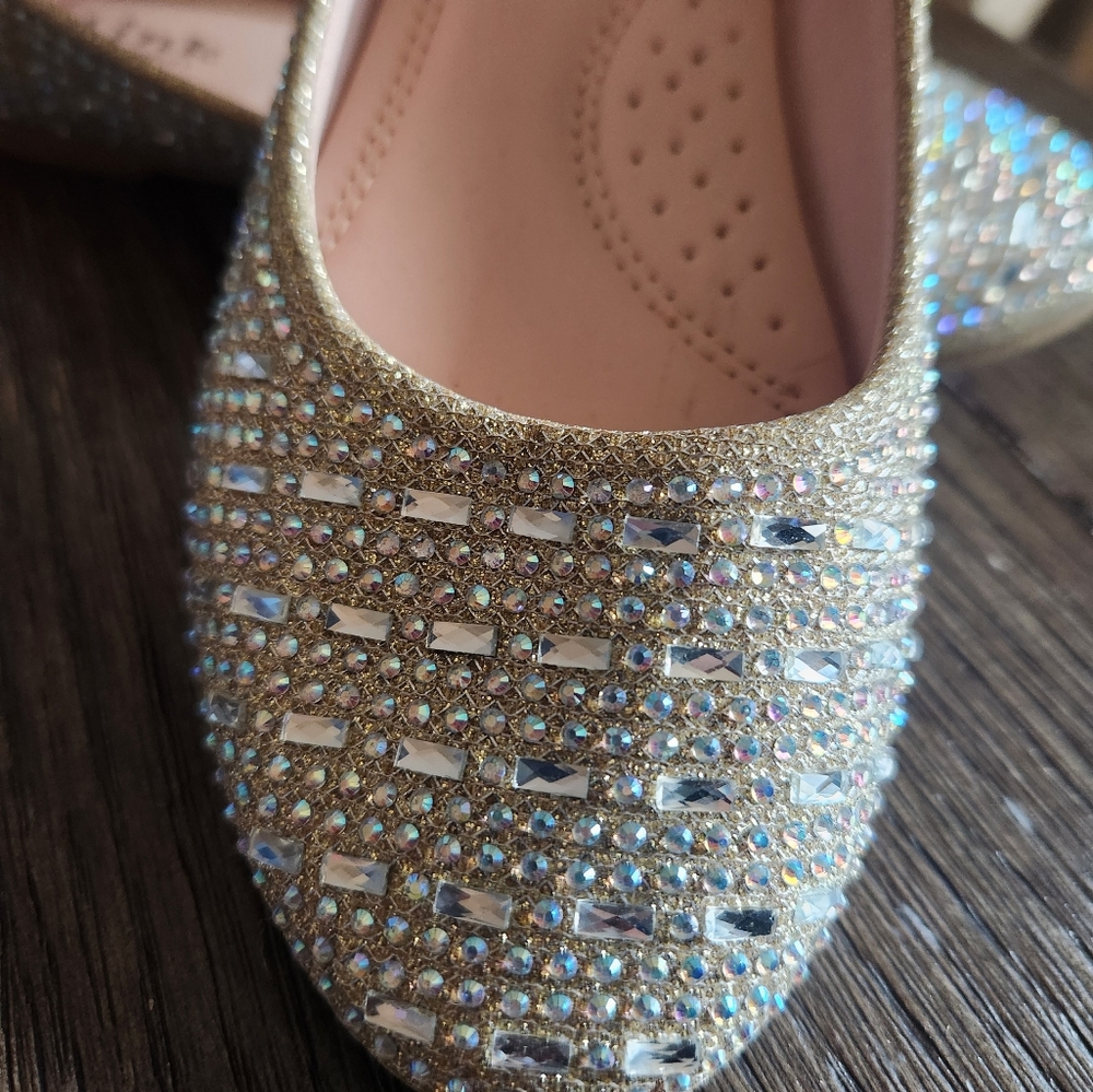 Girls size 4 Gold dress shoes- brand new never worn